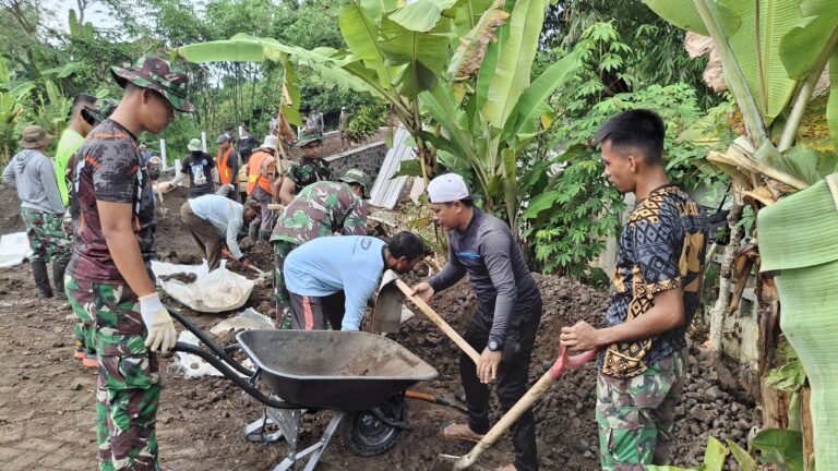 Kebersamaan TNI dan Warga Warnai Pembangunan Infrastruktur di TMMD ke-125 Kodim 0825/Banyuwangi