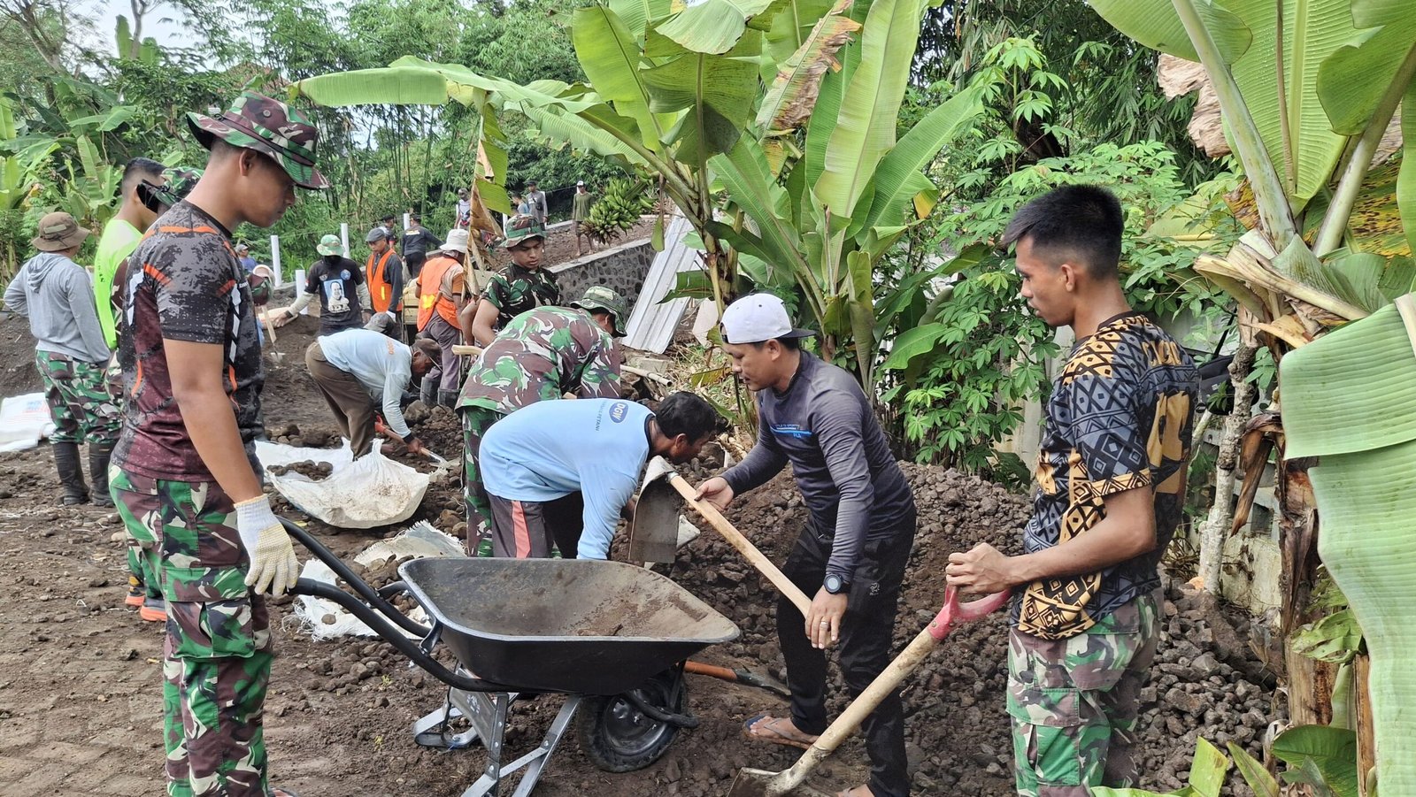 Kebersamaan TNI dan Warga Warnai Pembangunan Infrastruktur di TMMD ke-125 Kodim 0825/Banyuwangi