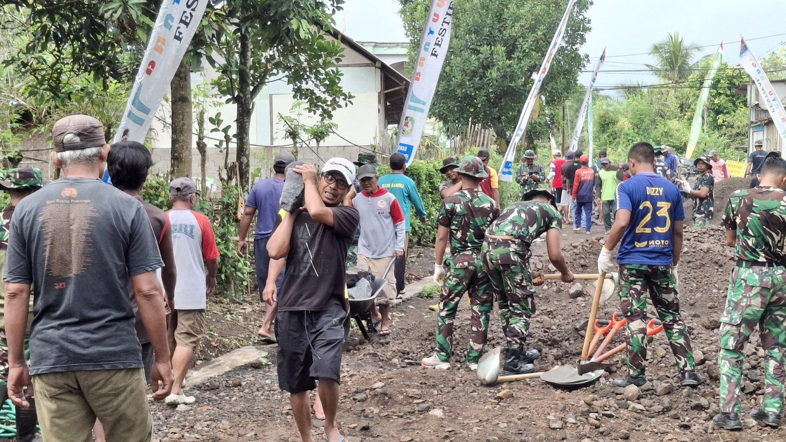 Berat Sama Dipikul, Ringan Sama Dijinjing — TMMD 125 Kodim 0825/Banyuwangi Angkut Material dengan Semangat Rakyat