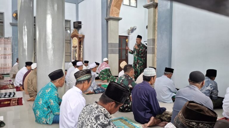 Dandim 0825/Banyuwangi Sapa Warga Usai Shalat Jumat di Lokasi TMMD 125 Siliragung