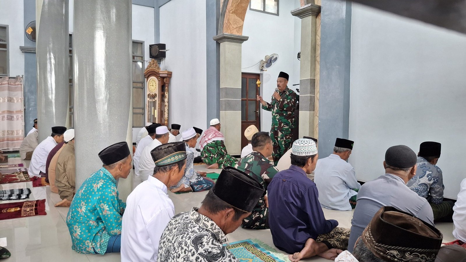 Dandim 0825/Banyuwangi Sapa Warga Usai Shalat Jumat di Lokasi TMMD 125 Siliragung