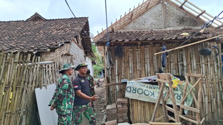 Dansatgas TMMD ke-125 Tinjau Progres RUTILAHU Rumah Ibu Sulami di Desa Kesilir, Wujudkan Hunian Layak