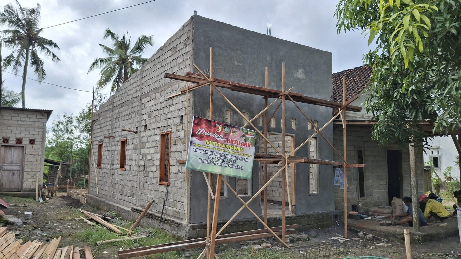 Satgas TMMD 125 Kodim Banyuwangi Bangun Rutilahu untuk Warga Kurang Mampu