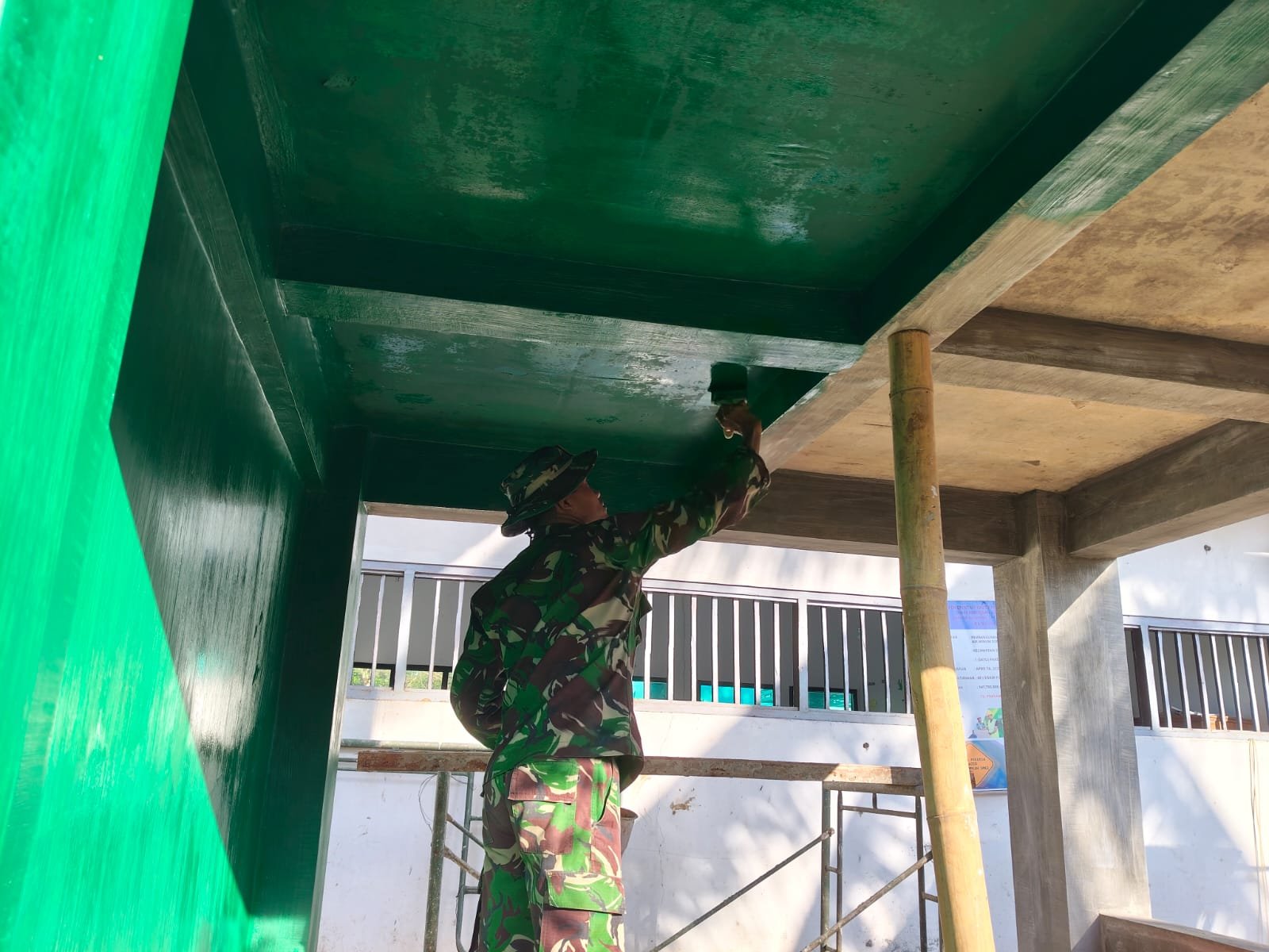 Satgas TMMD ke-125 Kodim 0825/Banyuwangi Lakukan Pengecatan Sumur Bor di Dusun Tegalwagah
